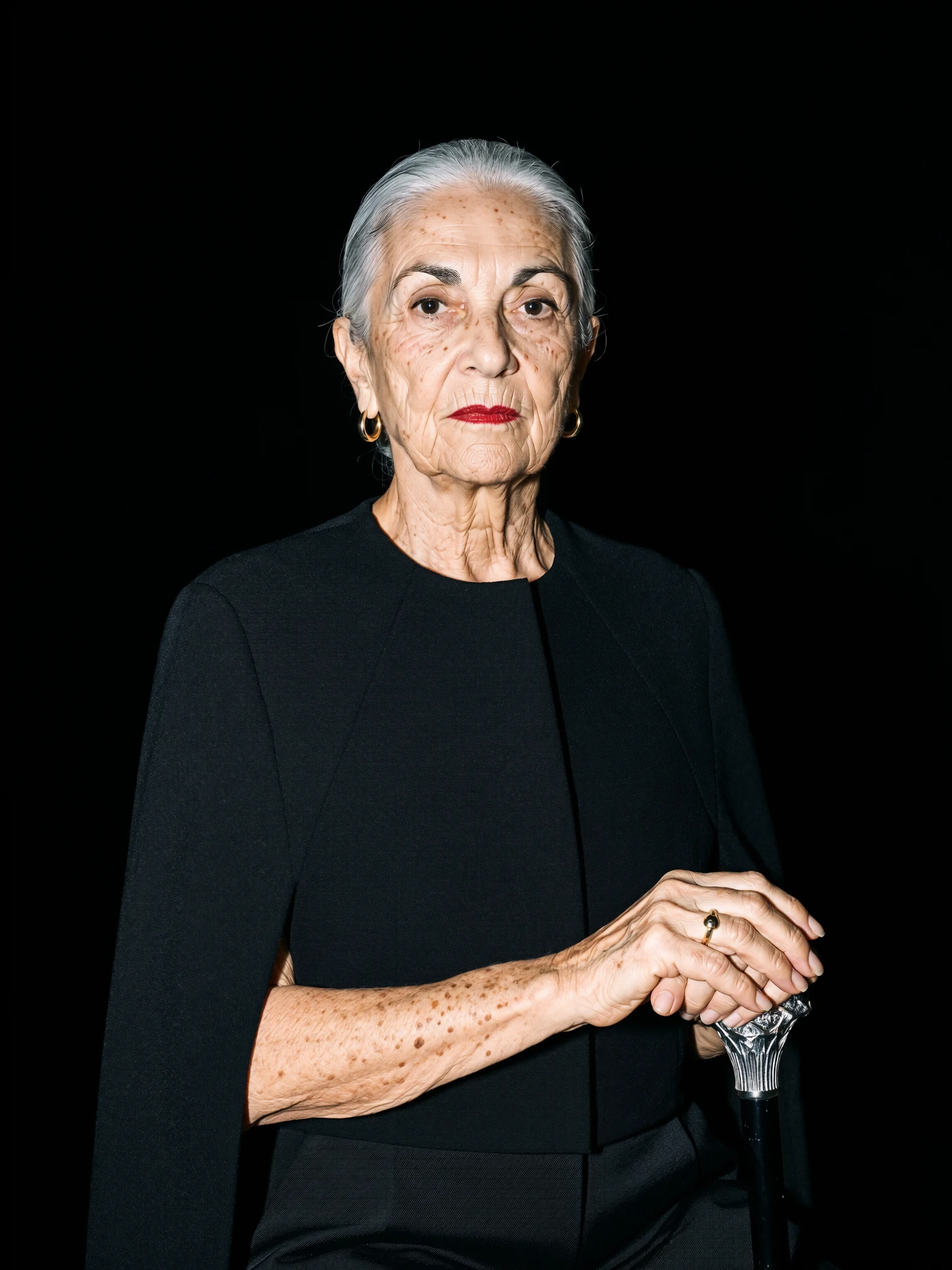 Doña Carmen, portrait flash sur fond noir