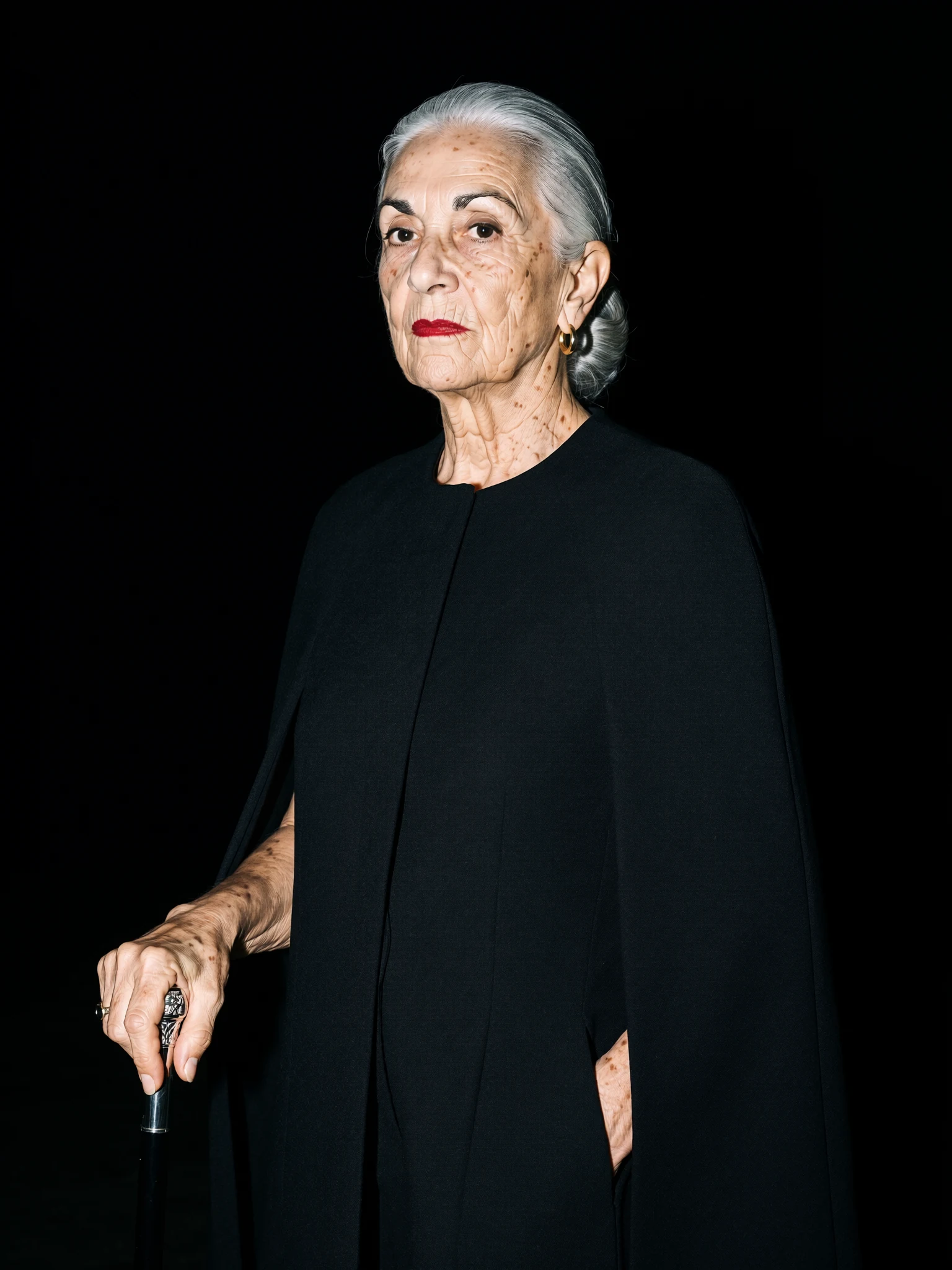 Doña Carmen de trois quarts, canne à la main