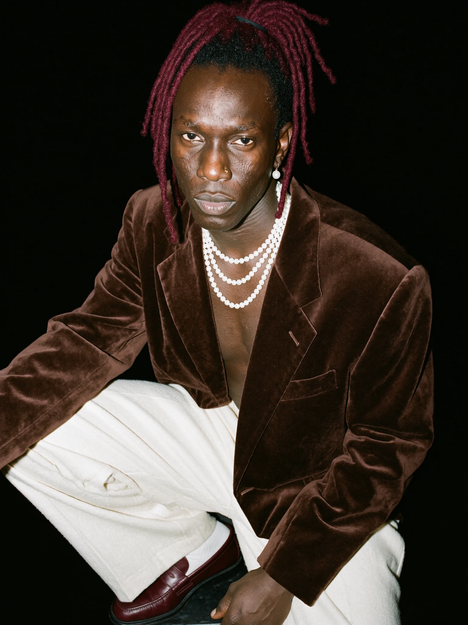 Issa accroupi, blazer velours chocolat