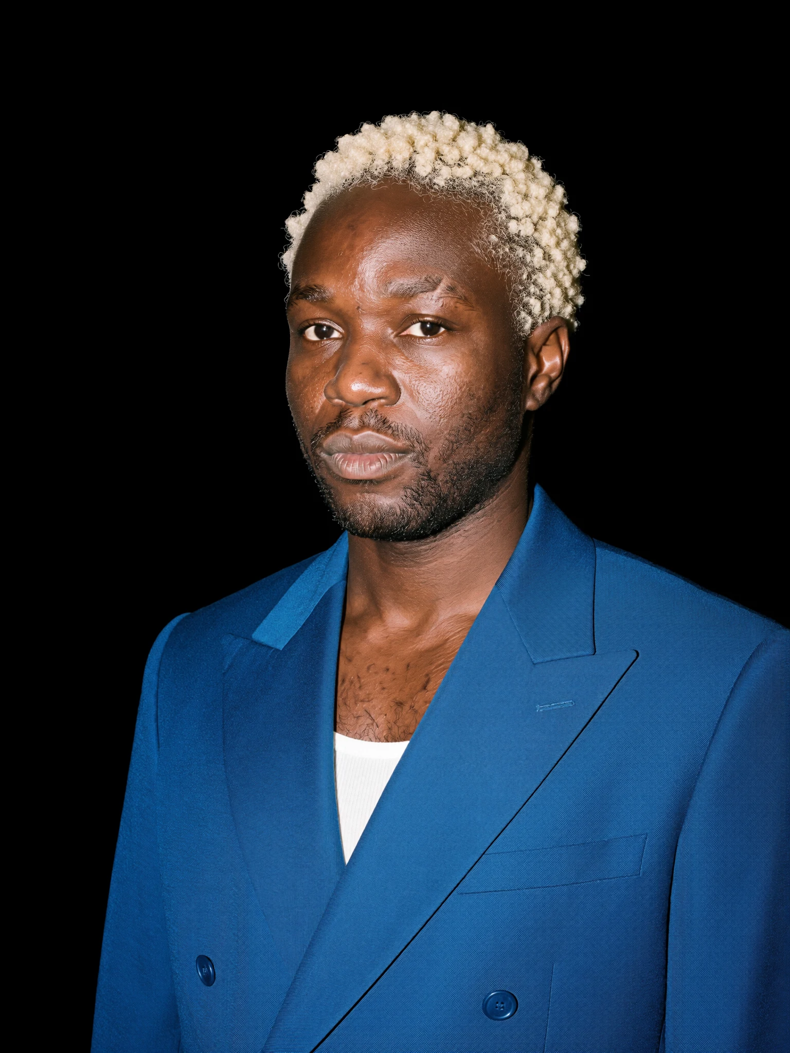 Kofi, portrait flash en costume cobalt