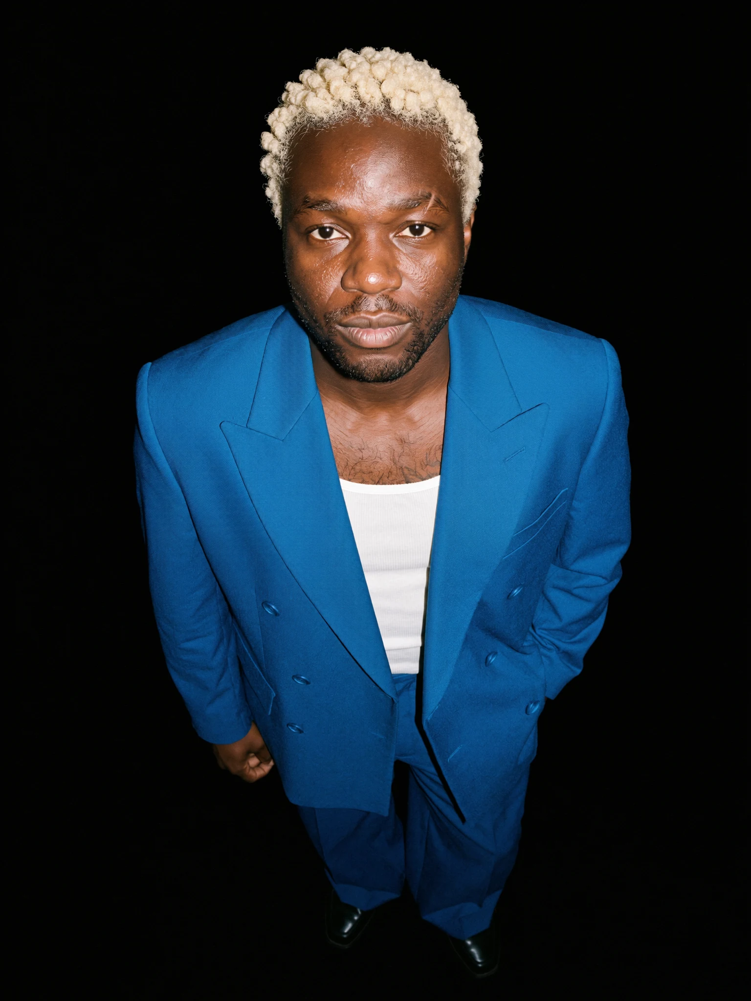 Kofi en plongée, costume croisé