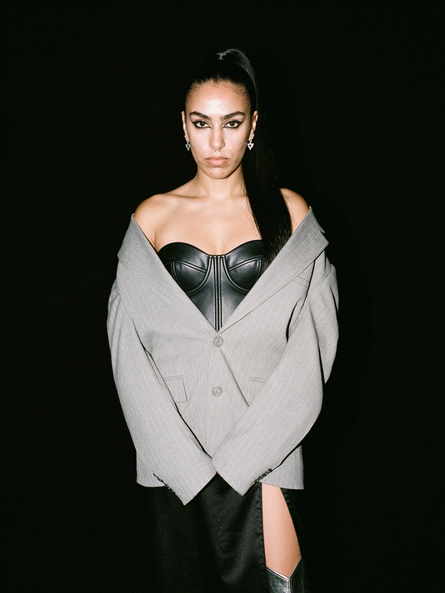 Nour en blazer rayé sur fond noir