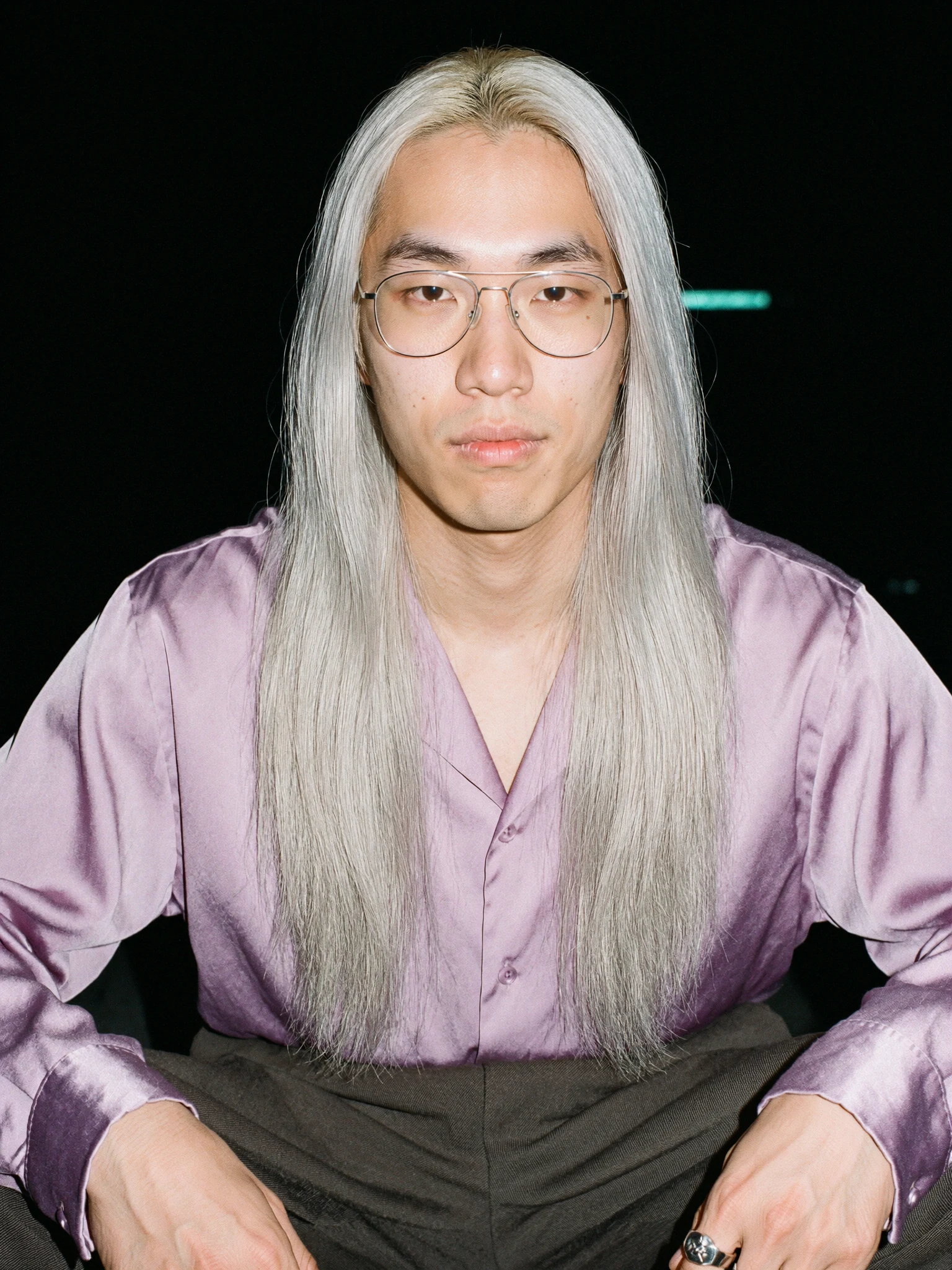 Ren assis, chemise de soie lilas